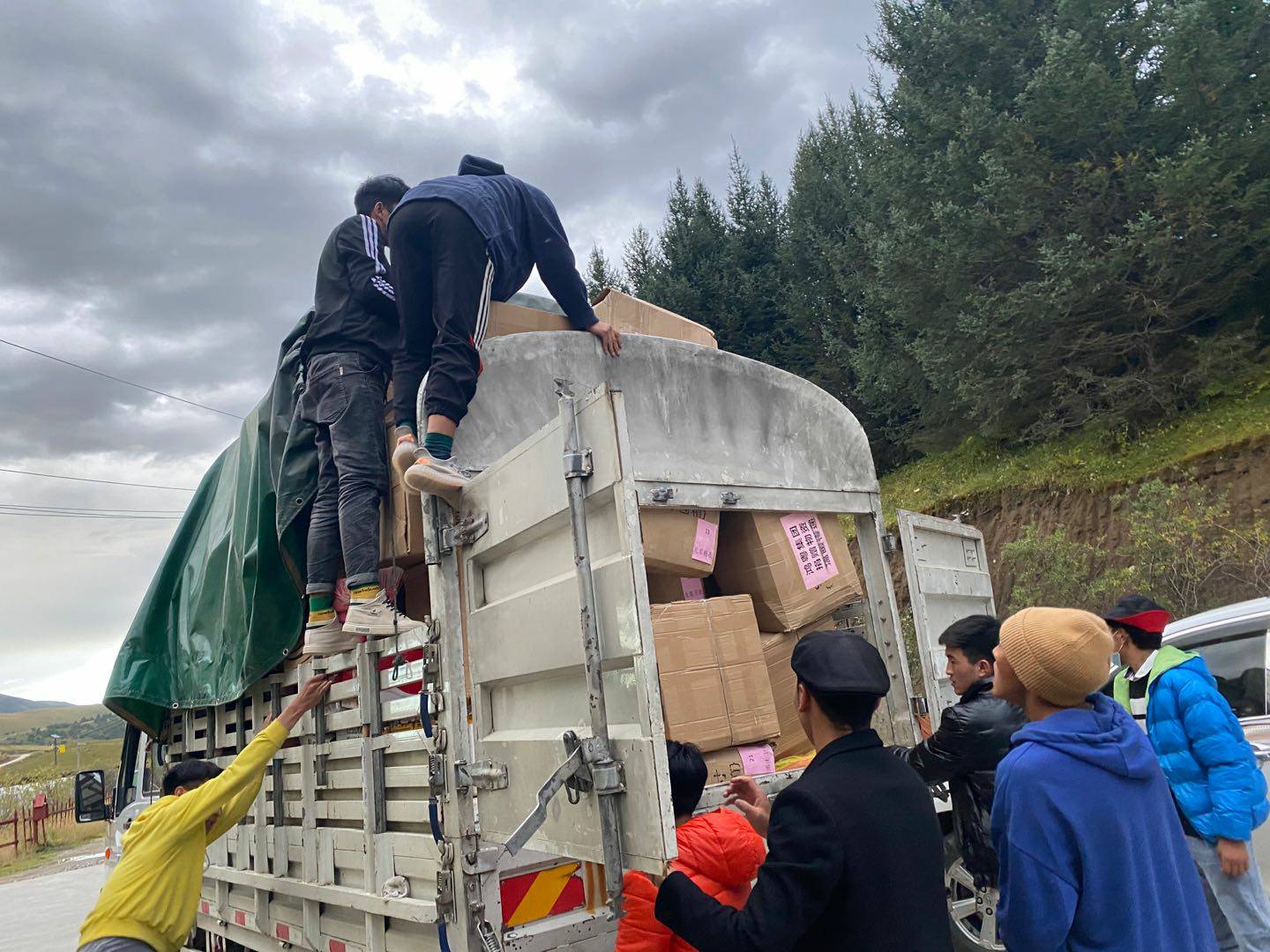 乐鱼·网站官网登录入口-乐鱼online(中国)公益回顾丨家国同欢月同圆 温暖满载甘孜州(图5)