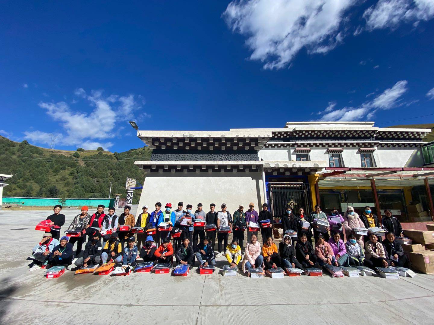 乐鱼·网站官网登录入口-乐鱼online(中国)公益回顾丨家国同欢月同圆 温暖满载甘孜州(图8)